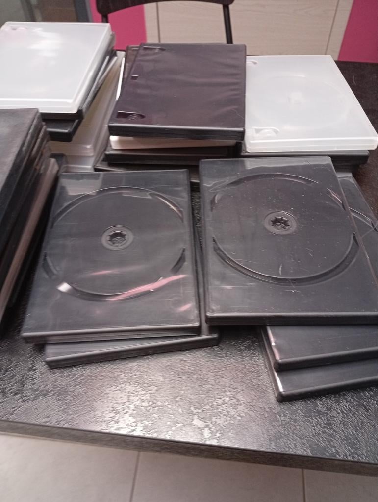 Lot de 84 boîtiers pour DVD,CD, Enlèvement ou Envoi