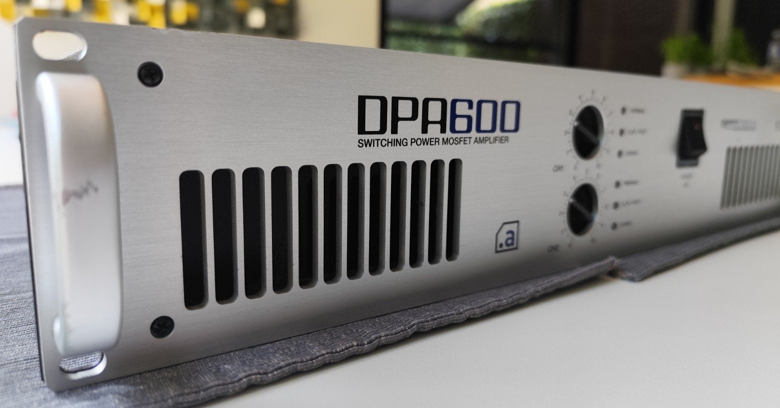 Professionele Mosfet versterker 2x300 Watt of 1x550 Watt, Muziek en Instrumenten, Versterkers | Keyboard, Monitor en PA, Ophalen