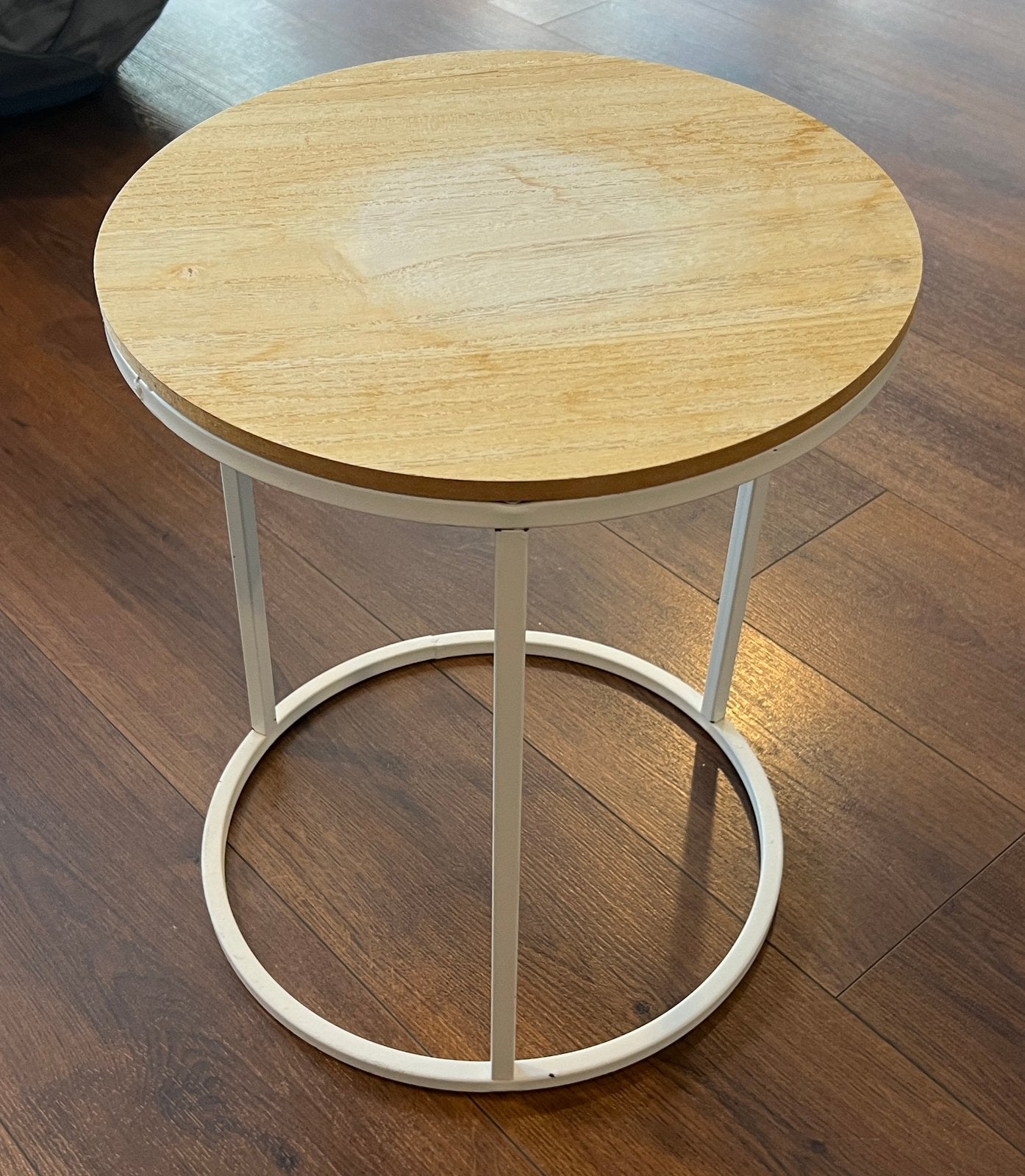Table d’appoint ronde bois clair, pied métal blanc, Enlèvement, Comme neuf, Bois