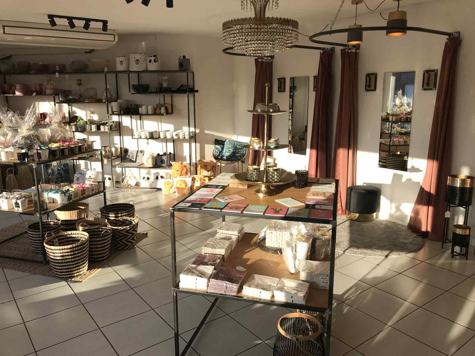 Eiland- winkel, Ophalen