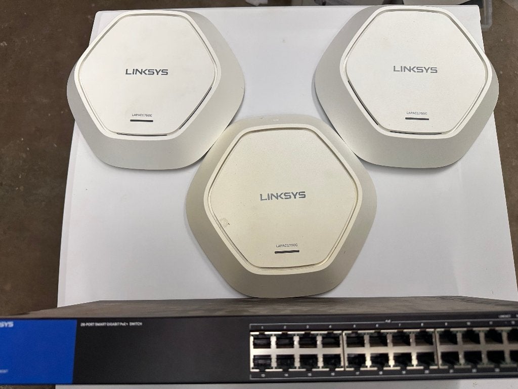 Linksys Pro - 3 access points + switch poe+ 24 ports, Computers en Software, Ophalen, Zo goed als nieuw