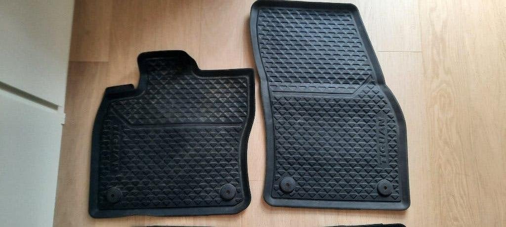 VW Tiguan 17-24  originele rubberen automatten voor + achter, Ophalen of Verzenden, Zo goed als nieuw
