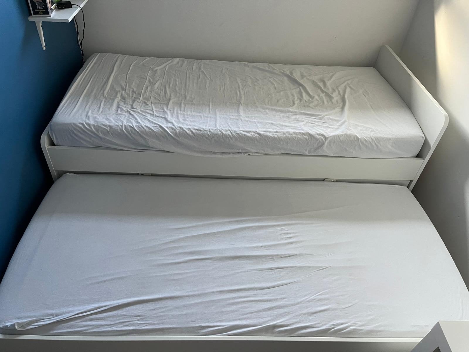 1 persoonsbed met uitschuifbaar extra bed, Huis en Inrichting, Ophalen, 90 cm, Wit, Tweepersoons