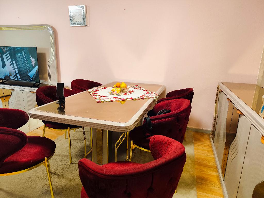 Tafels +Stoelen + nog klein salon tafel, Huis en Inrichting, Ophalen, Zo goed als nieuw, 4 tot 6 stoelen
