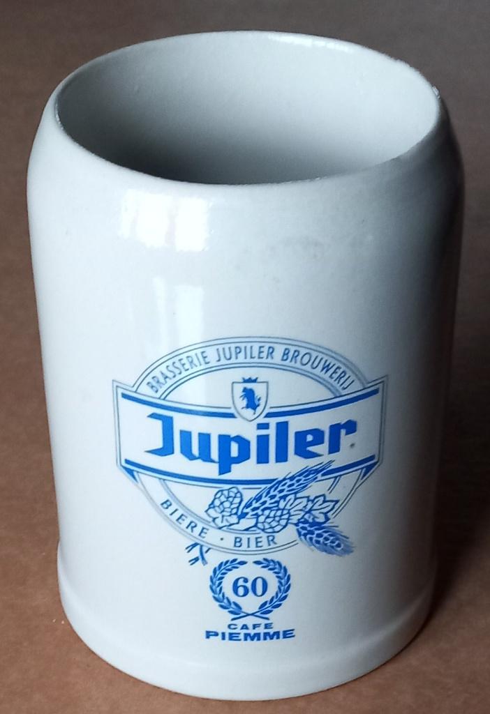 Chope en grès Jupiler---60 ans du café ’’Piemme’’, Collections, Enlèvement ou Envoi, Utilisé, Jupiler