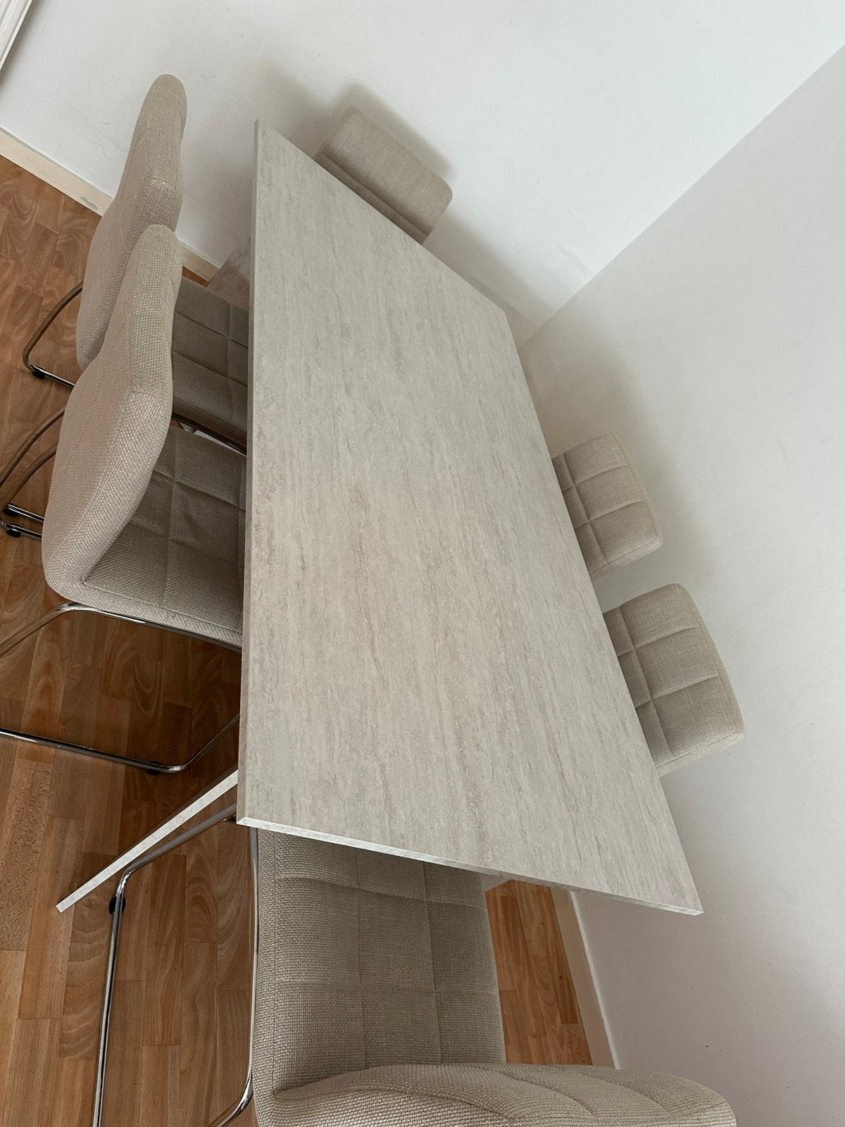 Moderne eettafel met 6 stoelen – licht beige 2 maanden oud, Ophalen, Zo goed als nieuw