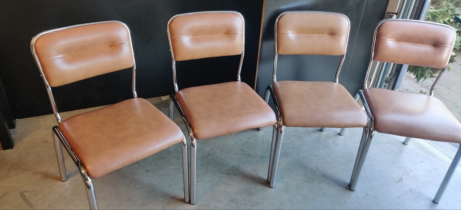 4 stoelen, lichtbruin, kussens 41/41 cm, Ophalen, Zo goed als nieuw, Bruin