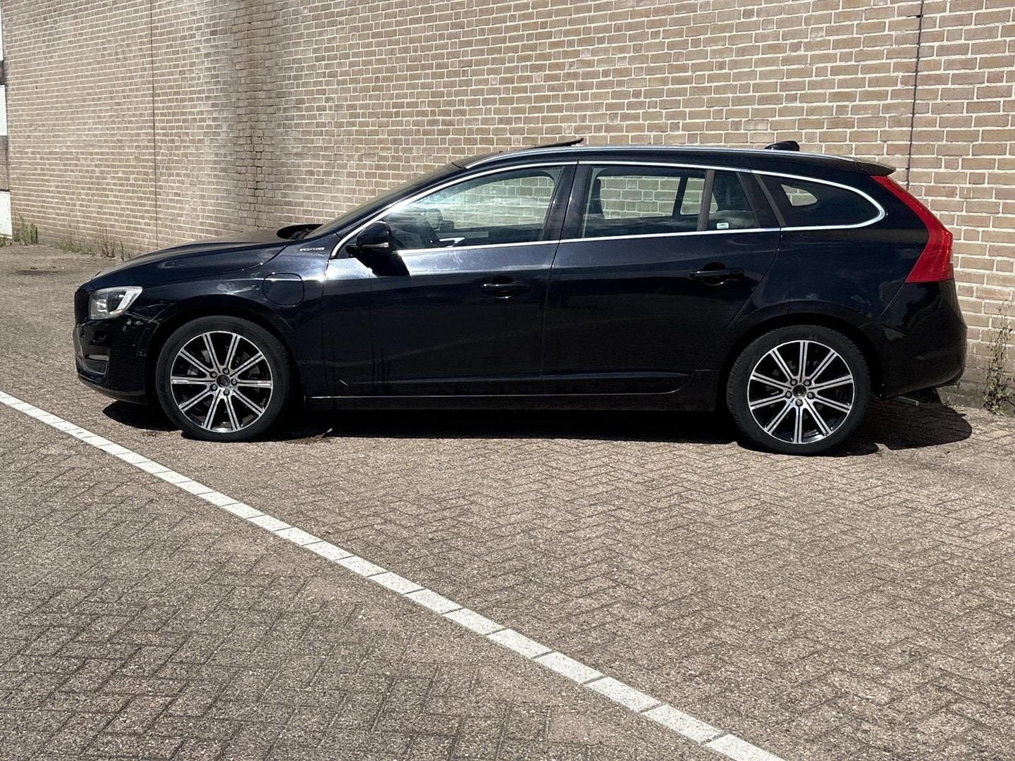 Volvo V60 2.4 D6 AWD Plug-In Hybrid Summum | Schuif/Kantelda, Auto's, Automaat, 48 g/km, Zwart, Break