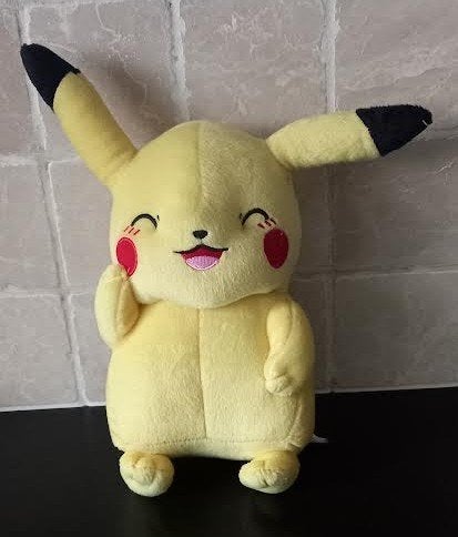 Knuffel Pokémon Pikachu knipoog is 30 cm, Pokémon, Ophalen of Verzenden, Zo goed als nieuw