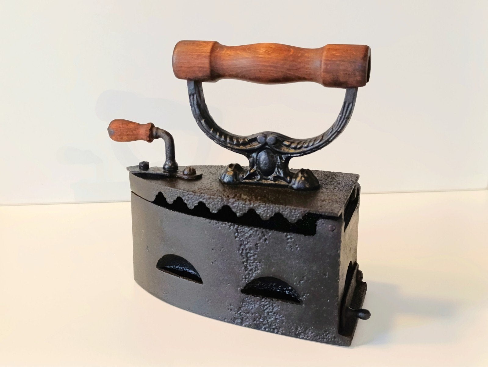 Antiek Frans Kolenstrijkijzer CPA 2 (Fonderie de Cousances), Antiquités & Art, Enlèvement ou Envoi