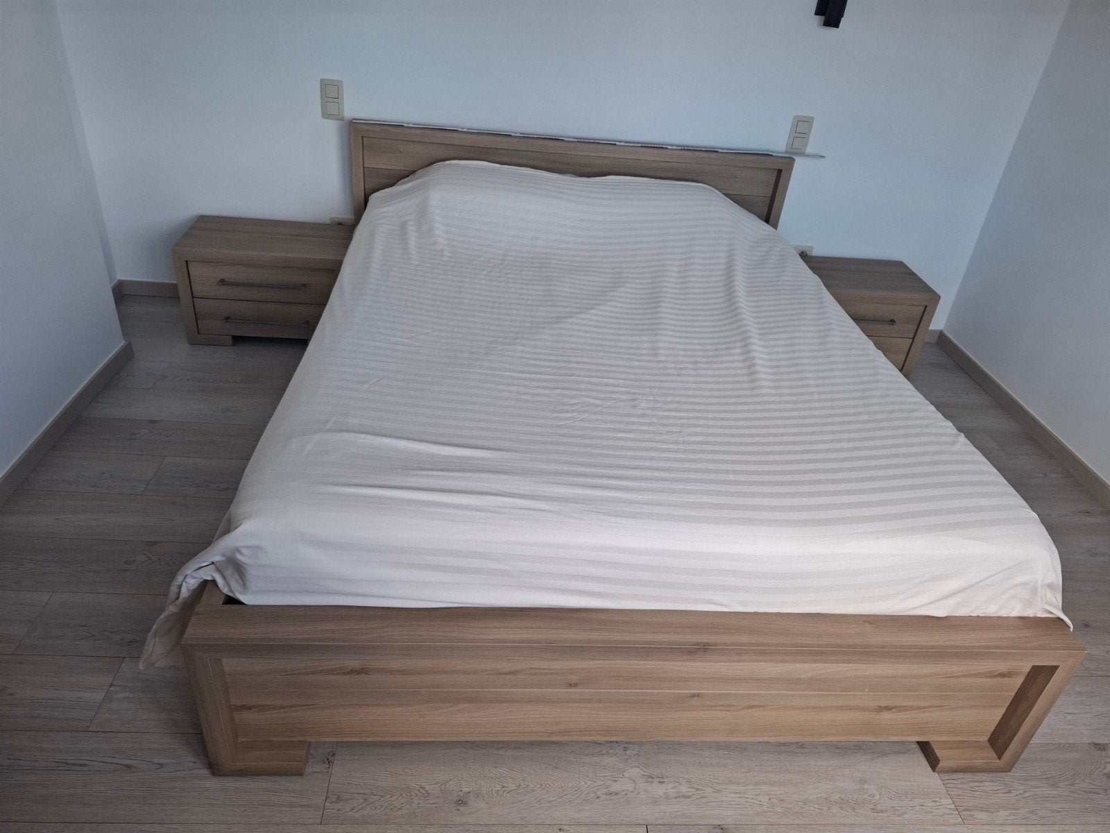 bed met verstelbare lattenboden en twee nachtkastje, Ophalen