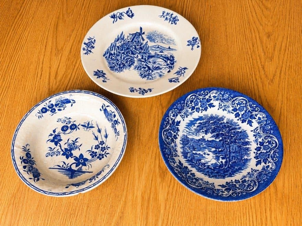 Set van 3 antieke blauw-witte borden — Boch Frères, Ophalen