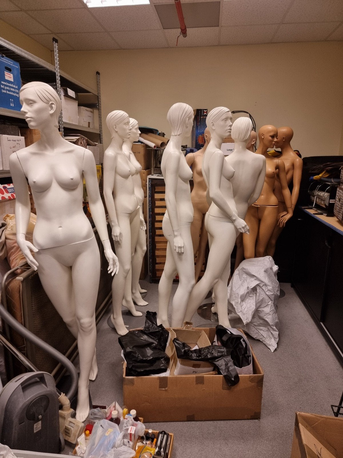 Etalagepoppen mannequins presentatie kleding, Ophalen