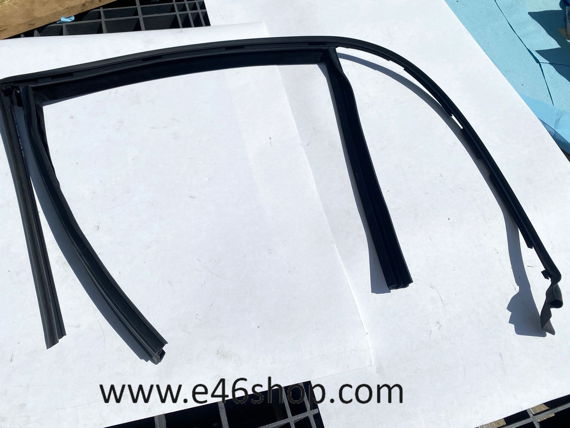 RAAMGELEIDER BMW E65 LINKS ACHTER NIEUW OEM 51358223807, Autos : Pièces & Accessoires, Vitres & Accessoires, BMW, Neuf, Enlèvement ou Envoi