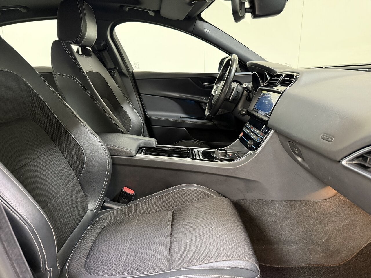 Jaguar XE 2.0t Benzine Autom. - R Sport - GPS - Topstaat!, Auto's, 4 deurs, 4 cilinders, 0 kg, Zwart