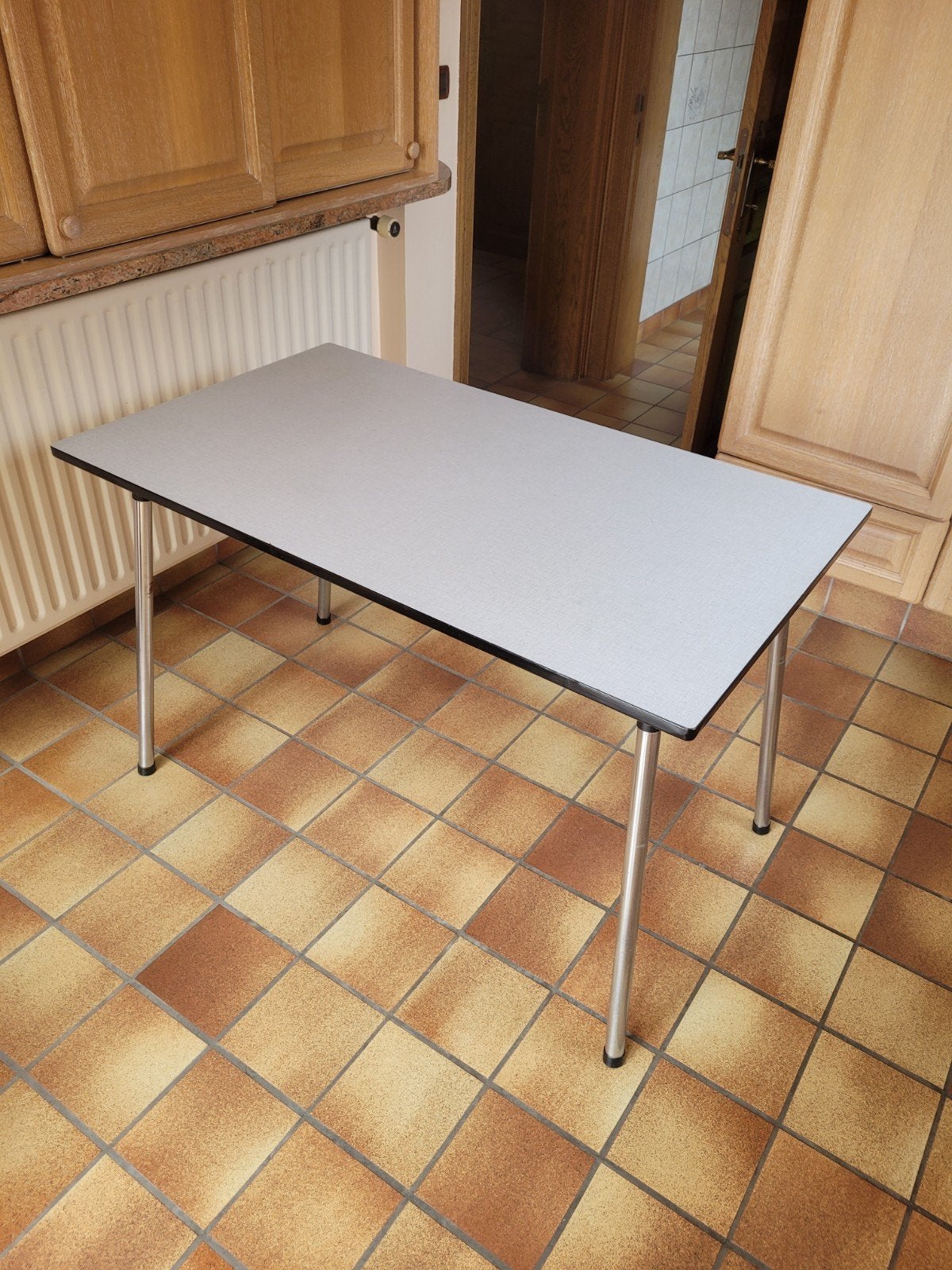 Table de cuisine Cool avec plateau en formica et structure e, Maison & Meubles, Tables | Tables à manger, Enlèvement