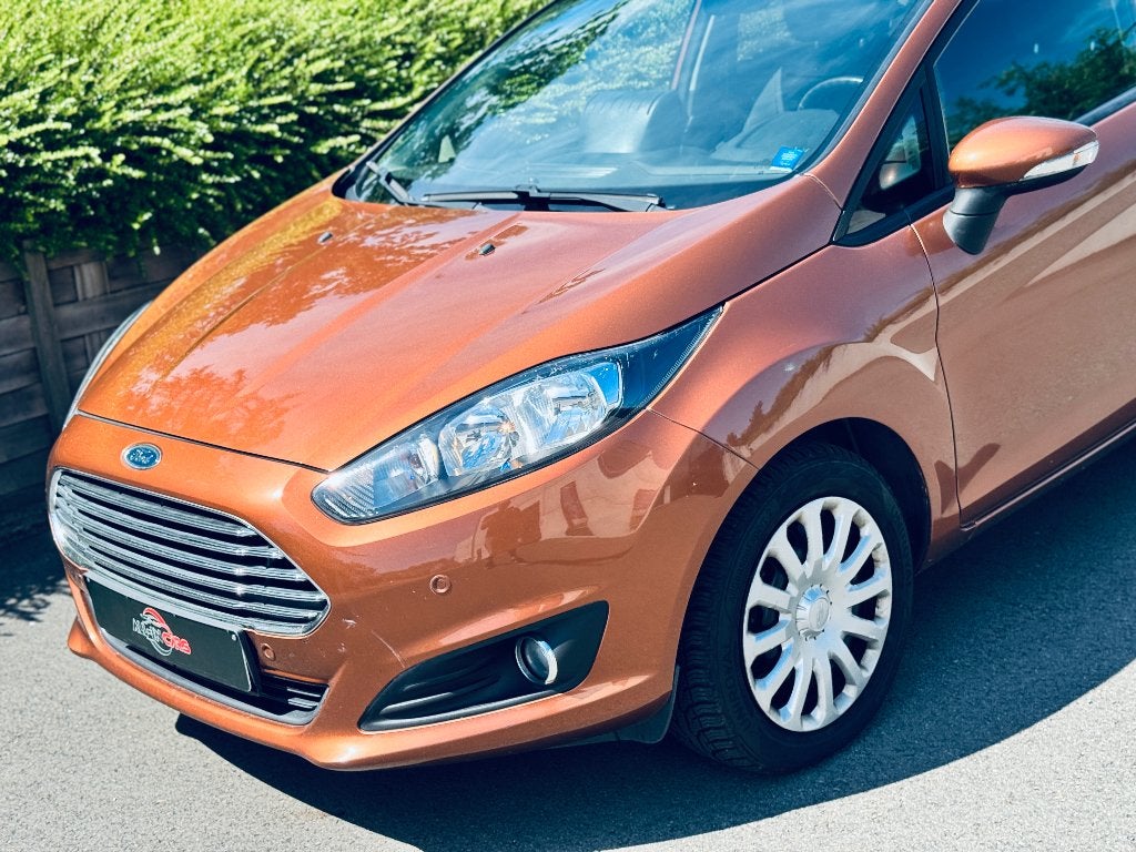 FORD FIESTA 5 DEUREN 12 MAANDEN GARANTIE - gratis verzending, Voorwielaandrijving, Euro 5, Stof, Zwart