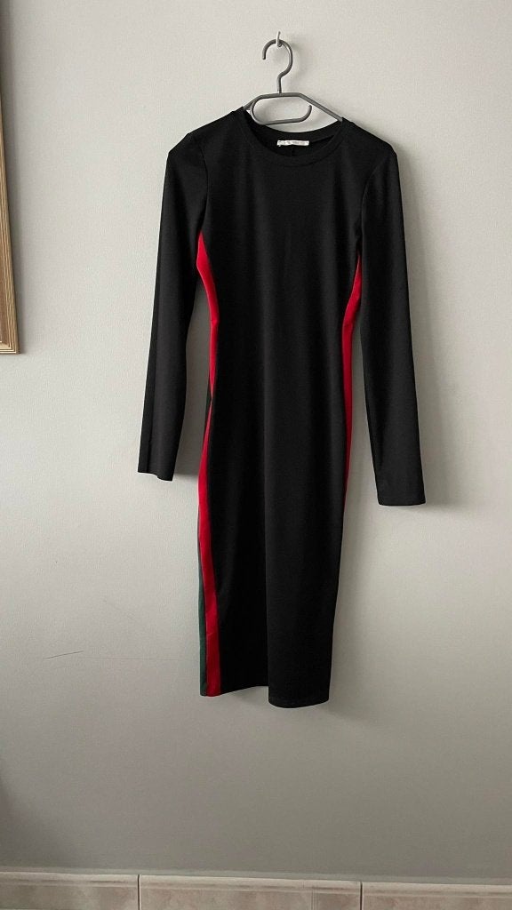 ROBE noire lignée ZARA mi longue S, Vêtements | Femmes, Robes, Enlèvement ou Envoi, Taille 36 (S), Comme neuf, Zara,