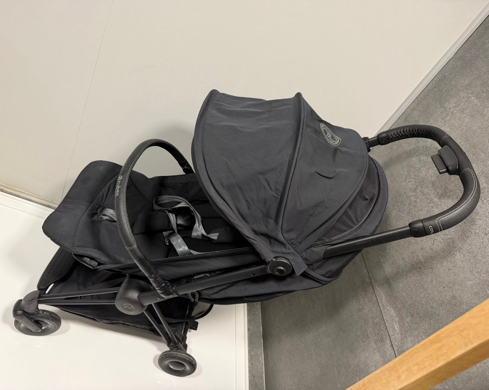 Nette Cybex coya black met extra’s, Enlèvement, Comme neuf, Protection de pluie
