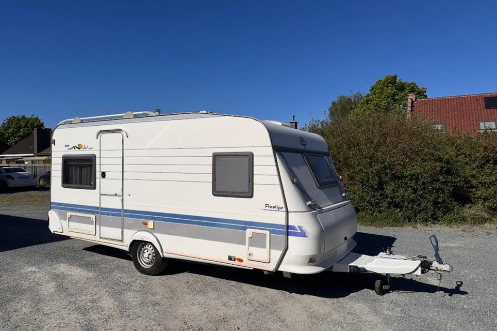Hobby 460UFe, Caravans en Kamperen, Caravans, Particulier, tot en met 4, 1000 - 1250 kg, Rondzit, Hobby, 2 aparte bedden, Frans bed