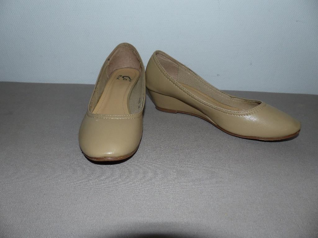 Beige schoenen met sleehak - maat 38, Kleding | Dames, Ophalen of Verzenden, Zo goed als nieuw, Instappers, Beige