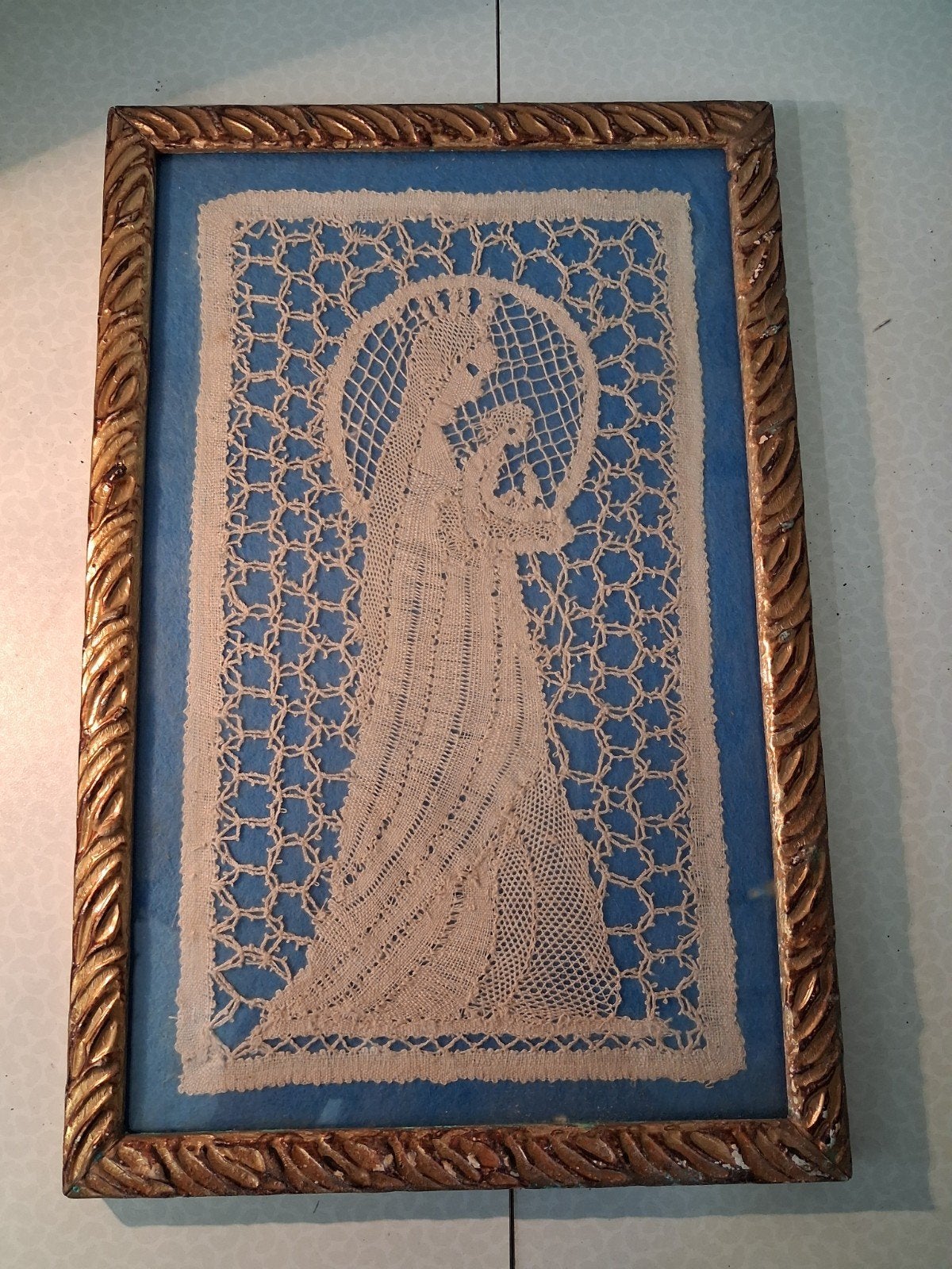 Kantwerk heilige maagd Maria in kader, Enlèvement ou Envoi