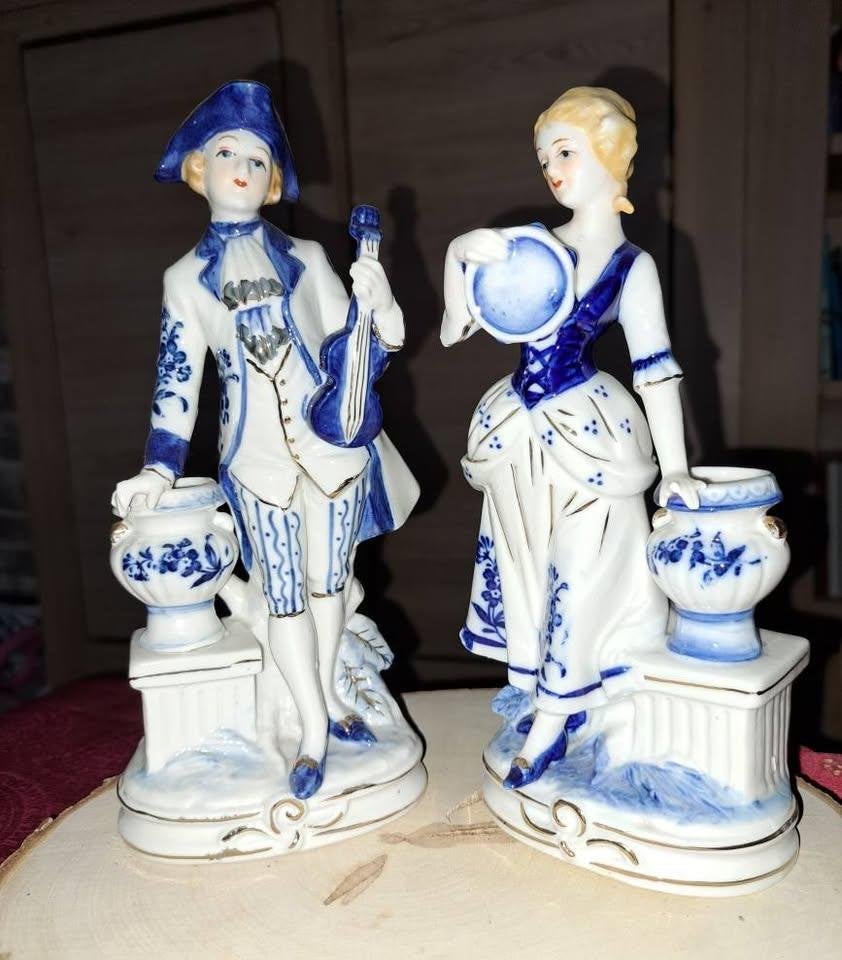 Antieke porseleinen beeldjes: Man en Vrouw in Rococo stijl, Antiek en Kunst, Ophalen of Verzenden