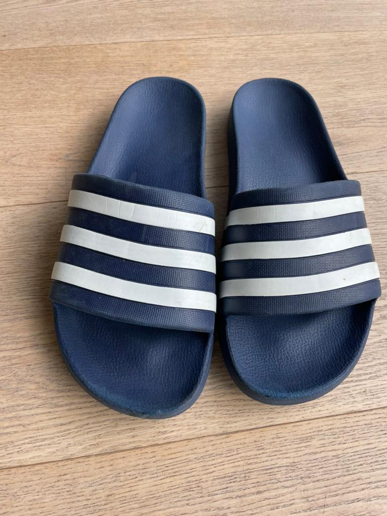 Adidas slipper maat 42, Slippers, Blauw, Ophalen of Verzenden, Zo goed als nieuw