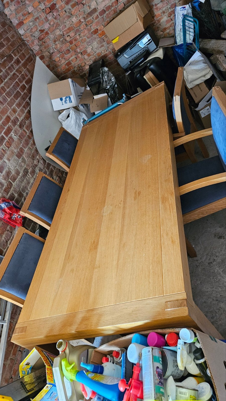 Grote eettafel, Enlèvement