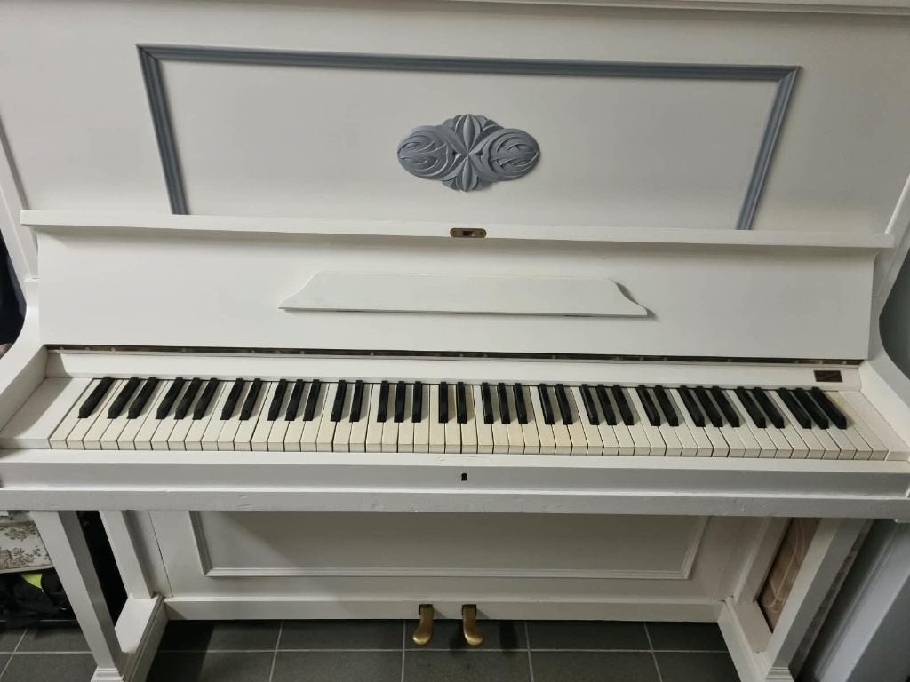 Mooie klassieke witte buffetpiano, Musique & Instruments, Enlèvement, Utilisé, Blanc, Piano