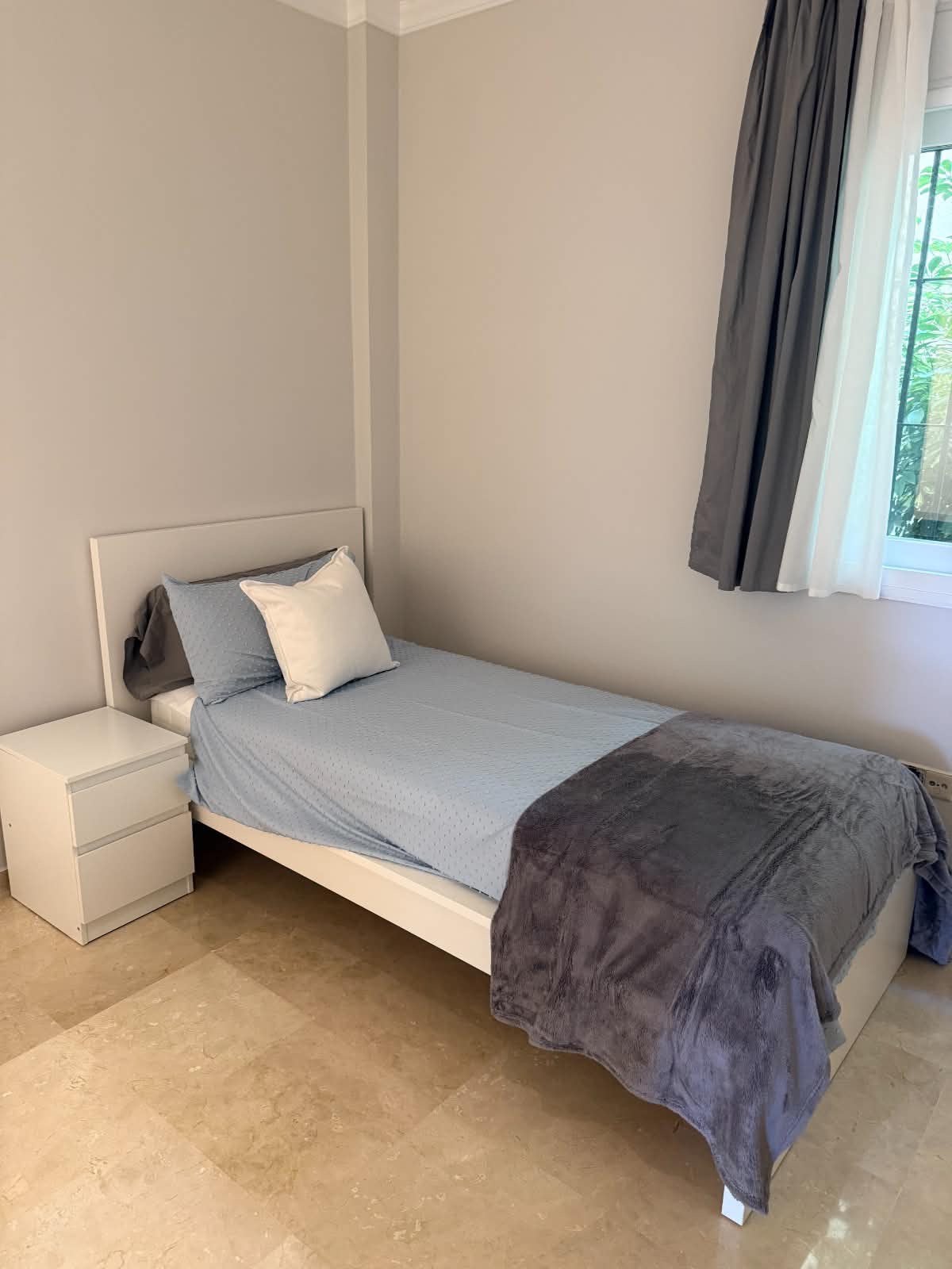 Lit avec matelas 1 personne ikea 90/200, Maison & Meubles, Enlèvement ou Envoi, Comme neuf, Blanc