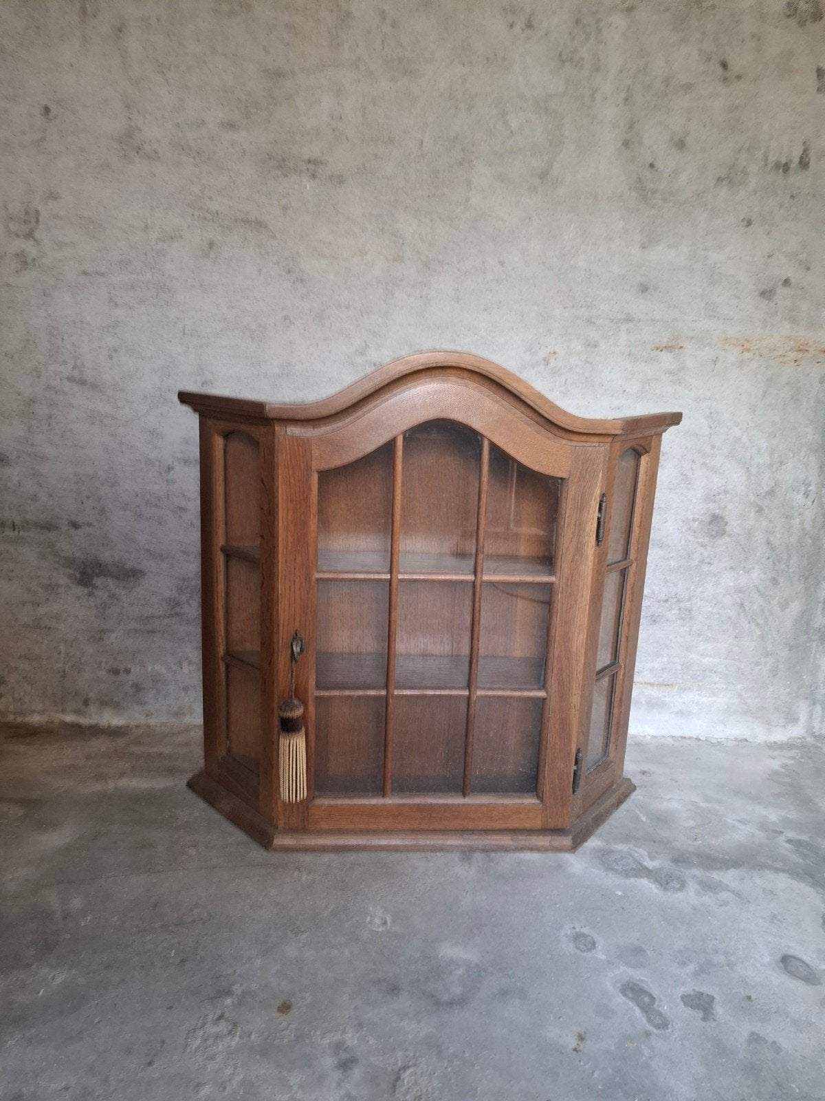 MOOI MUURKASTJE/VITRINE, Enlèvement
