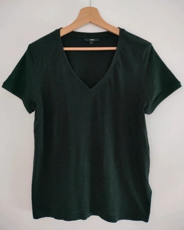 Mooie T-shirt met V-hals. Sora. Large/Medium. Zwart, Vêtements | Femmes, T-shirts, Taille 42/44 (L), Manches courtes, Enlèvement ou Envoi