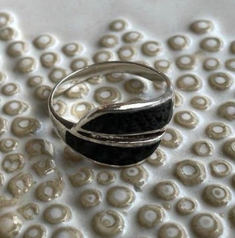Zilveren ring met opengewerkte bovenkant in onyx, Handtassen en Accessoires, Ringen, Gebruikt, Zwart, Ophalen of Verzenden, Dame