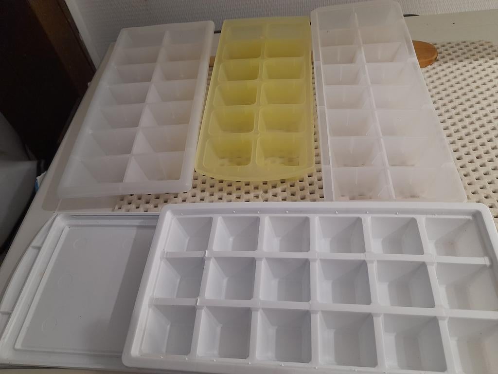 Divers bacs à glaçons aussi pour petite portion de sauce, Enlèvement ou Envoi, Neuf, Blanc, Récipient ou Bol