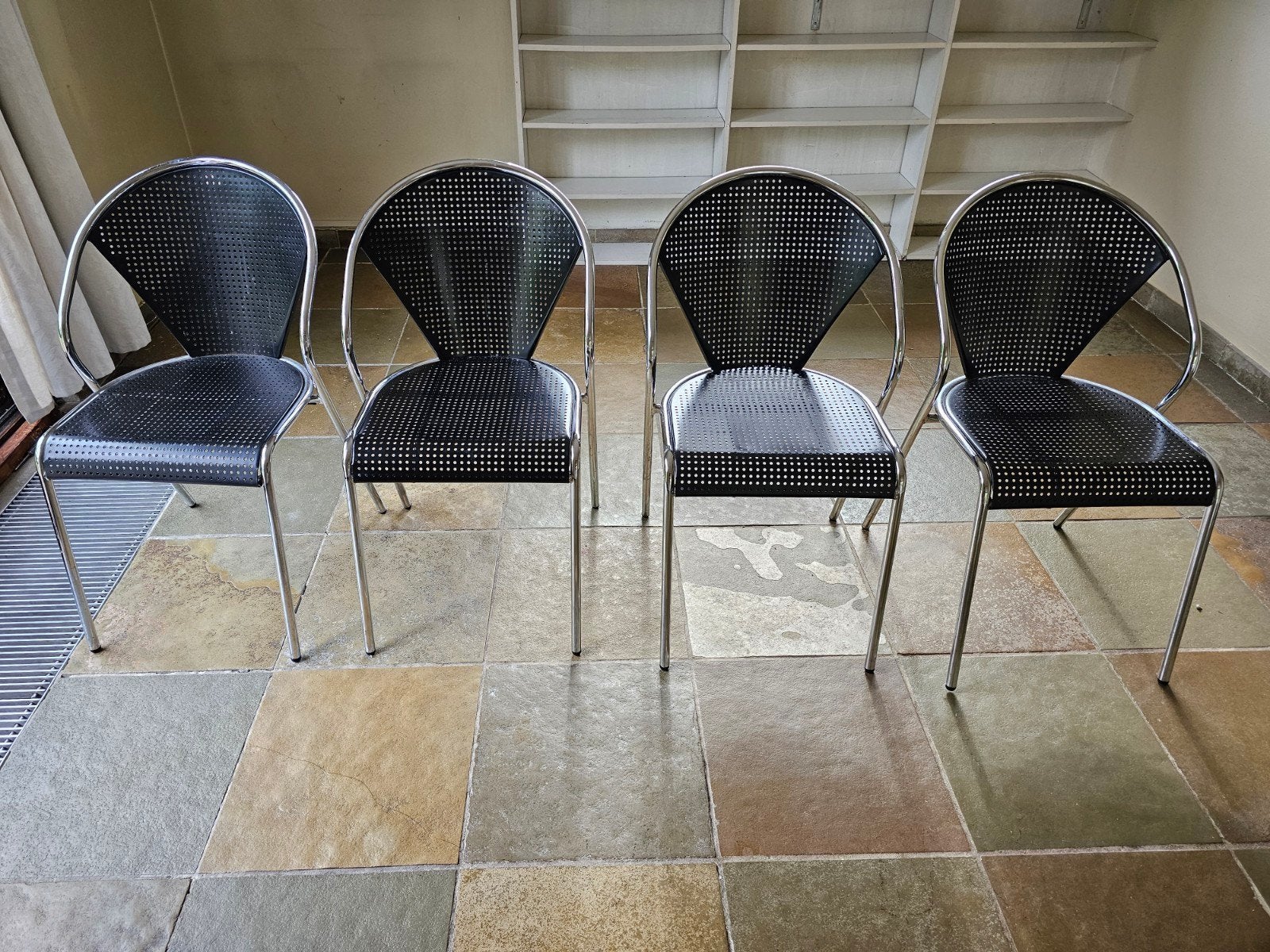 4 metalen stoelen met geperforeerd design (jaren 80), Ophalen