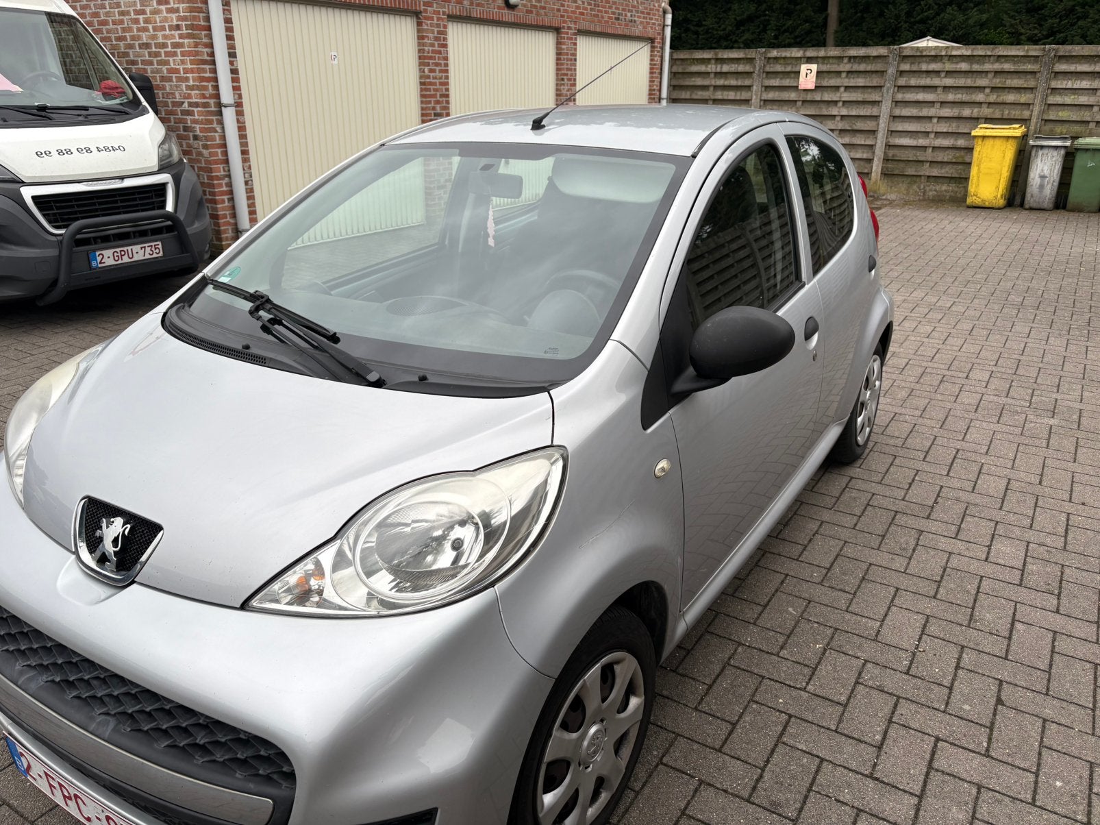 Peugeot 107, Autos, Peugeot, Particulier, Airbags, Essence, Euro 5, Hatchback, 5 portes, Boîte manuelle, Argent ou Gris, Gris