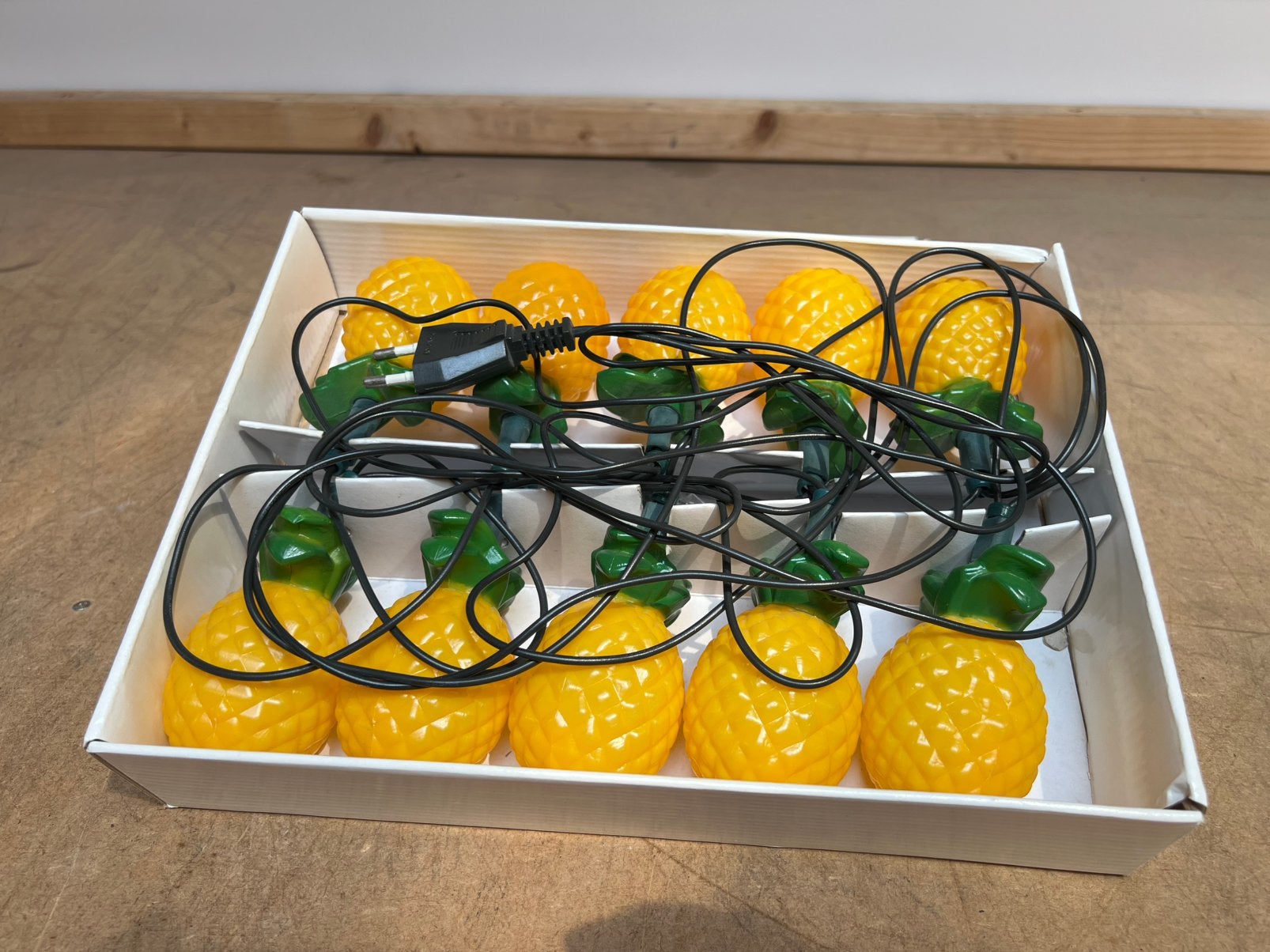 Oude ananas verlichting, Ophalen