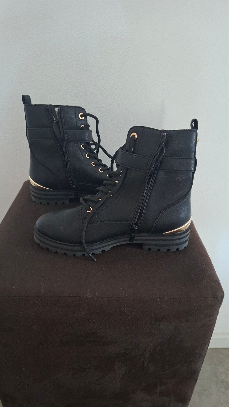 Trois paires de chaussures mexx, Enlèvement