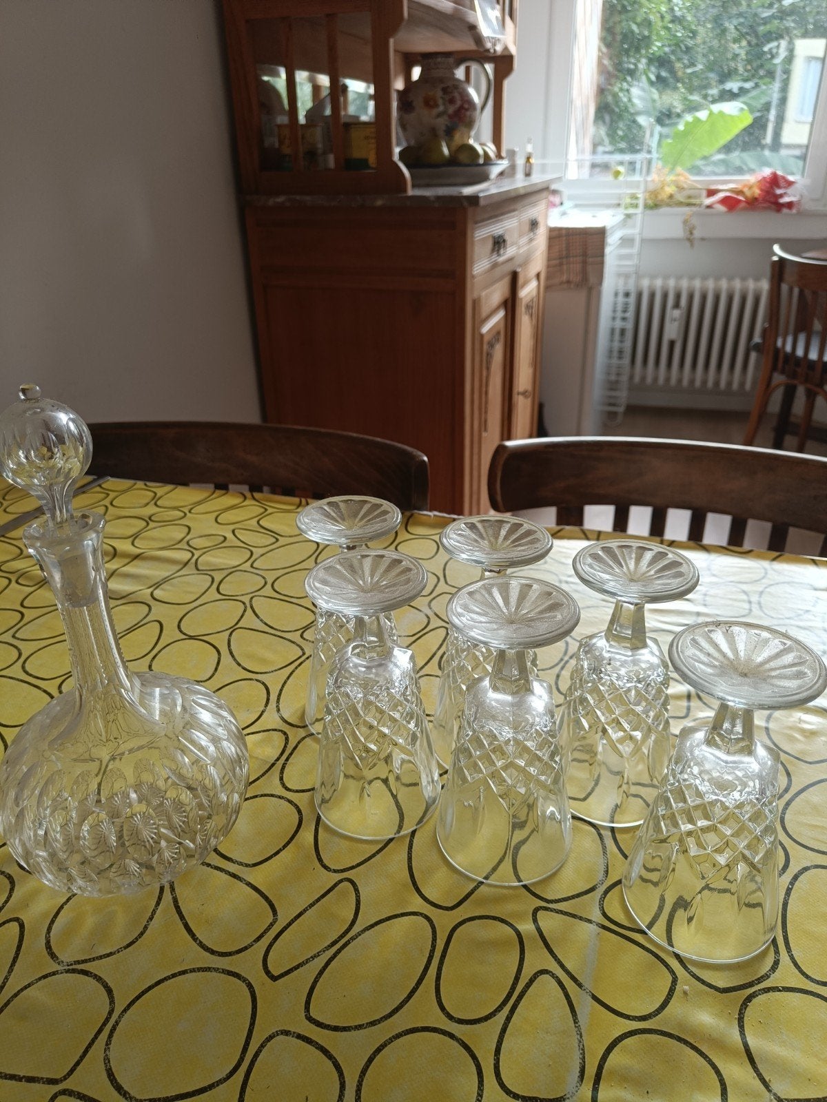 karaf met glazen, Ophalen