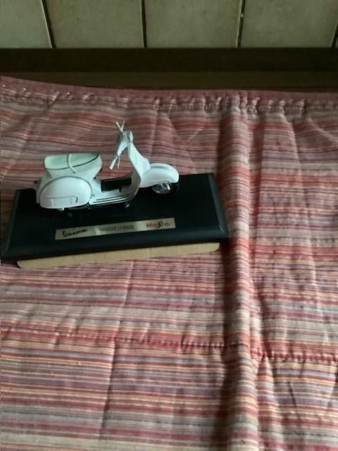 model 160 GS vespa 1/18 Maisto  jaar 1962 in verpakking, Enlèvement ou Envoi, Comme neuf, Moteur, Maisto