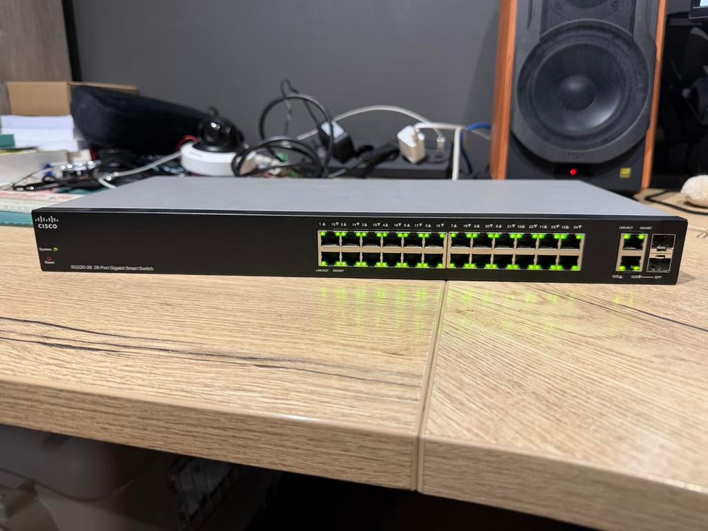 Cisco 26 poort switch SG220-26 met 2 SFP slots, Ophalen of Verzenden, Gebruikt