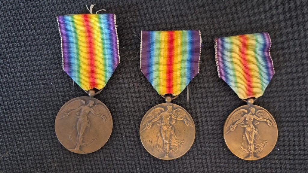 Lot de 3 Médailles Interalliées de la Victoire 1914–1918, Enlèvement