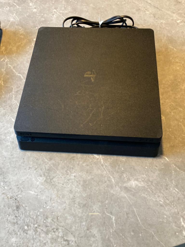 PS4 met 2 controllers + spel, Ophalen, Zo goed als nieuw, Met 2 controllers