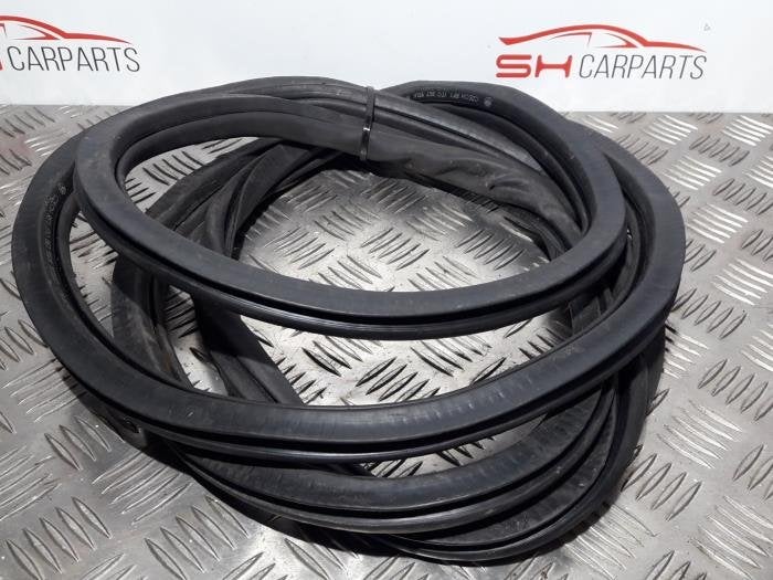 Portierrubber 4Deurs rechts-voor van een Volkswagen Touran, Gebruikt, -, Volkswagen, -