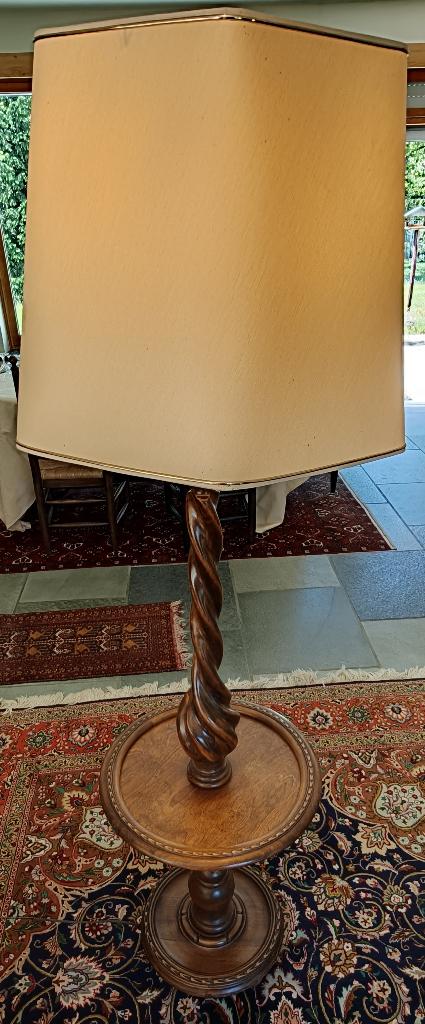 Staande lamp met gedraaide houten voet, Ophalen