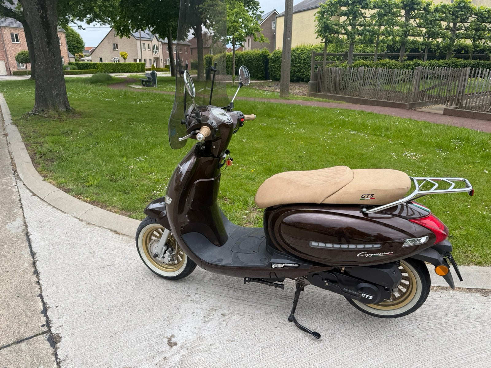 Te koop een GTS Cappucino uit 2021 met maar 5690 op klok, Fietsen en Brommers, Ophalen, Benzine, 50 cc, Klasse B (45 km/u)