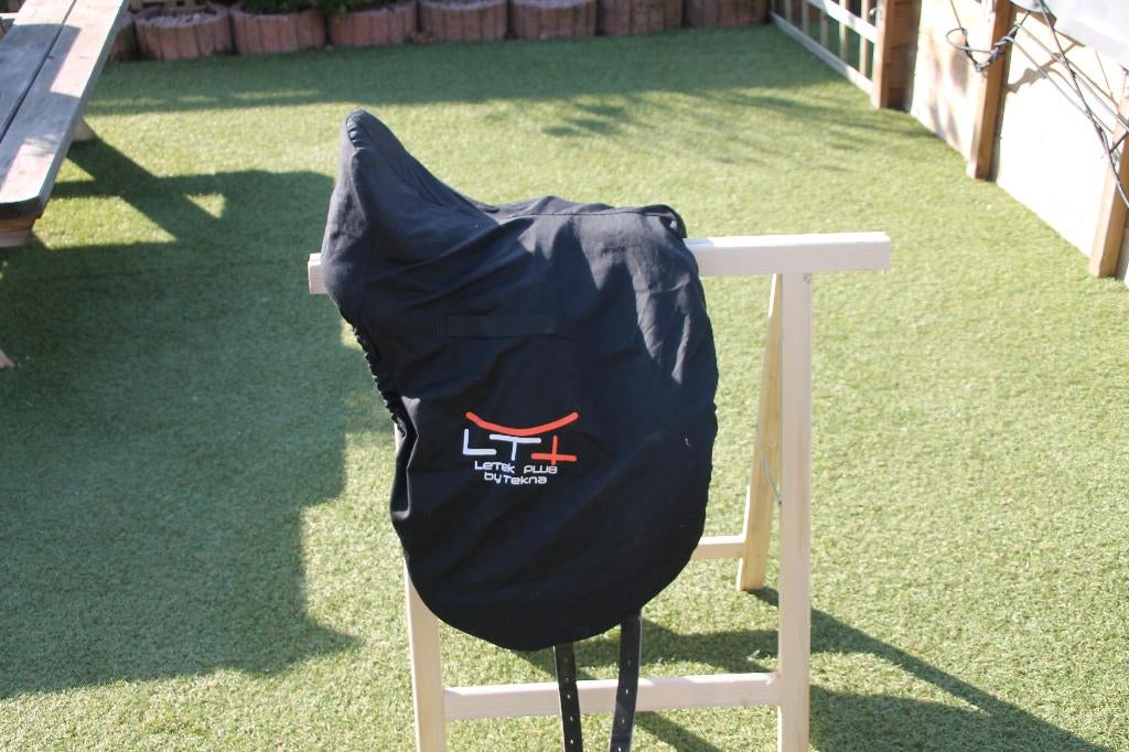 Dressuurzadel TEKNA LETEK+ , 17 inch, Dieren en Toebehoren, Ophalen, Zo goed als nieuw