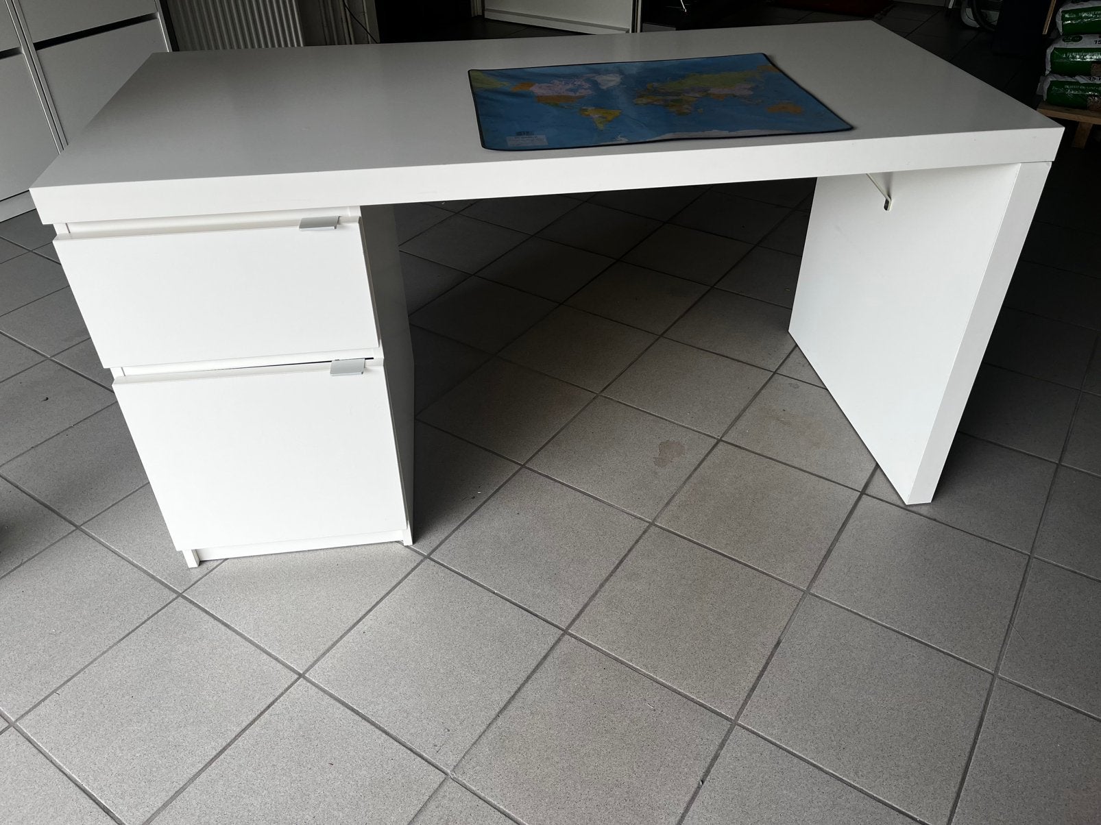 Witte bureau + bureau onderlegger, Maison & Meubles, Bureaux, Bureau d'écolier, 65 cm, Enlèvement, Utilisé