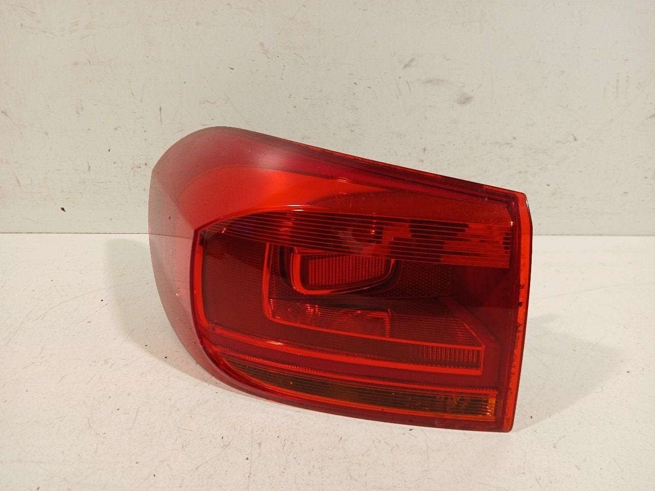 Achterlicht links buiten Volkswagen Tiguan, Onderdelen@venauto.nl, Van der Ven Autorecycling B.V., Gebruikt, Ettenseweg 76, 4706 PB Roosendaal, The Netherlands